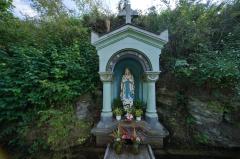 Fialový pramen se&nbsp;sochou Panny Marie Lurdské